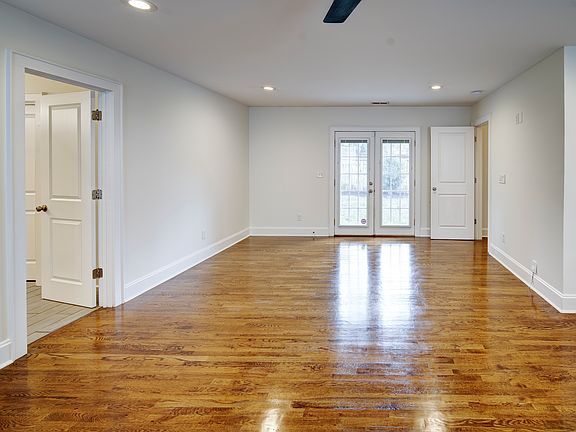 Building Photo - 142 Seldon Dr