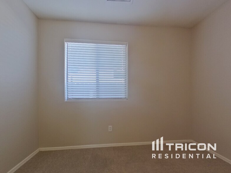 Building Photo - 10821 W Elm Ln