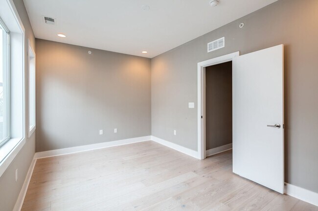 Building Photo - Northern Liberties Townhome with Parking