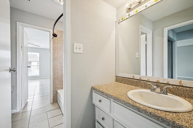 Building Photo - 4021 Briar Hollow Dr