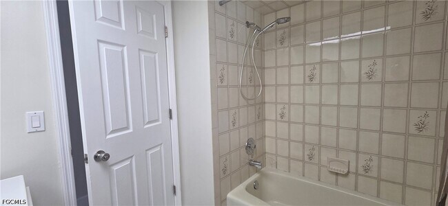 Building Photo - 534 SE 34th Terrace