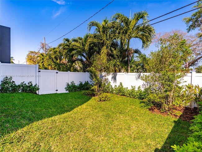 Building Photo - 1421 SW 24th Ct