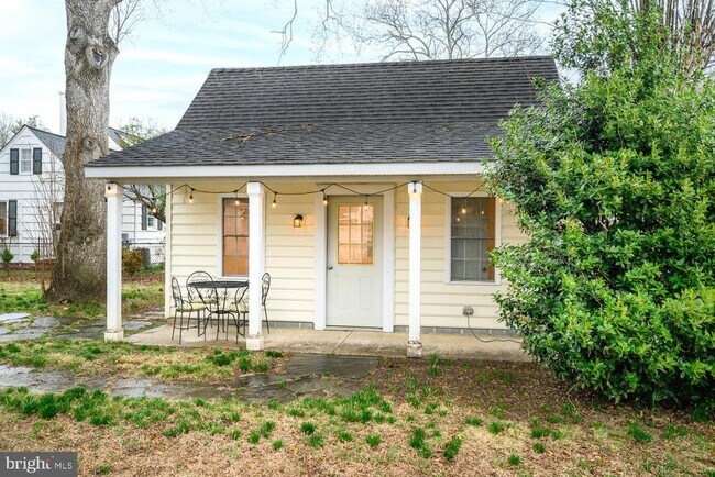 Building Photo - 304 Elm Ave