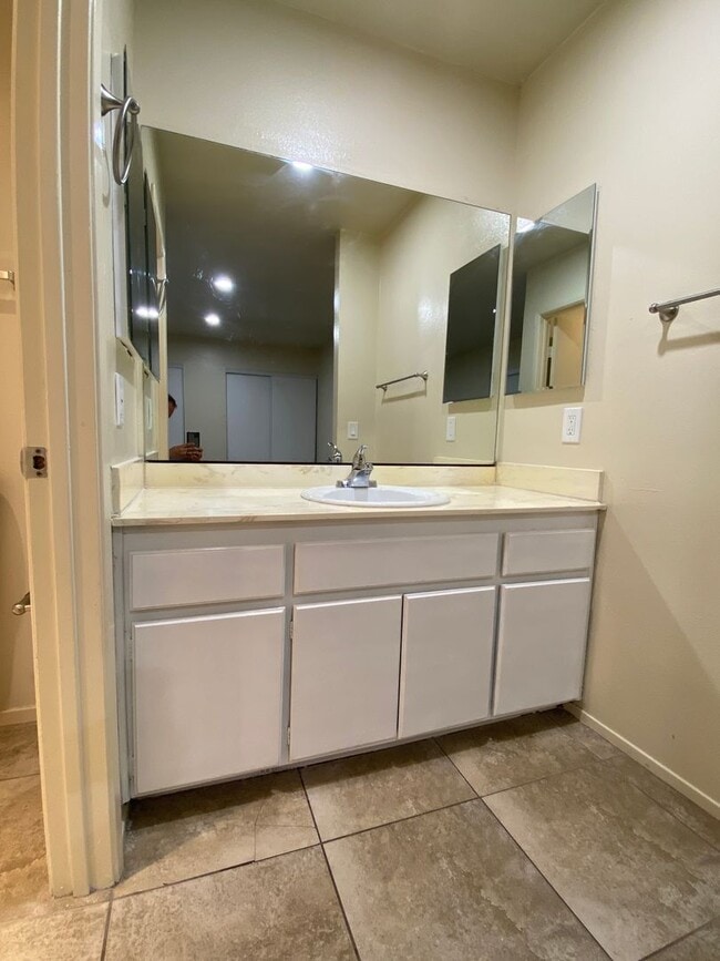 Building Photo - Decker Townhome