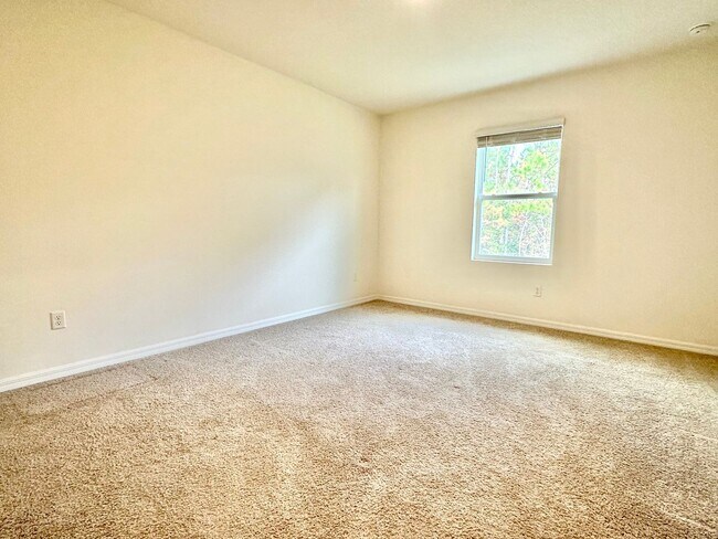 Building Photo - Fresh, modern & convenient 3Bedrooms/2.5Baths home in Daytona Beach!