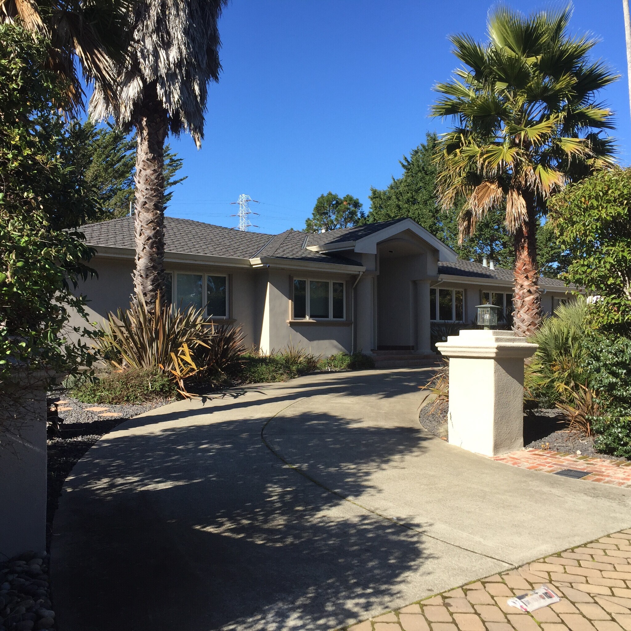 Building Photo - 1485 Lakeview Dr