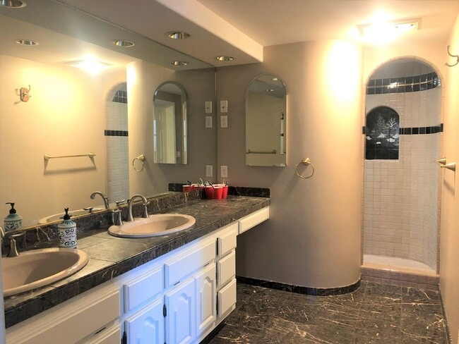 Building Photo - Lake Front Furnished Home, 3 bed, 4 bath i...