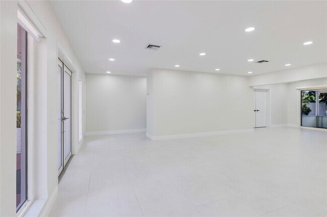 Building Photo - 4820 Tyler St