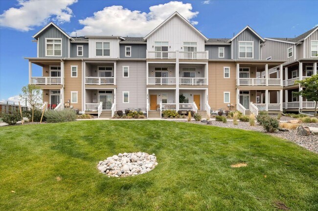 Building Photo - Beautiful, updated 3 bedroom townhome!