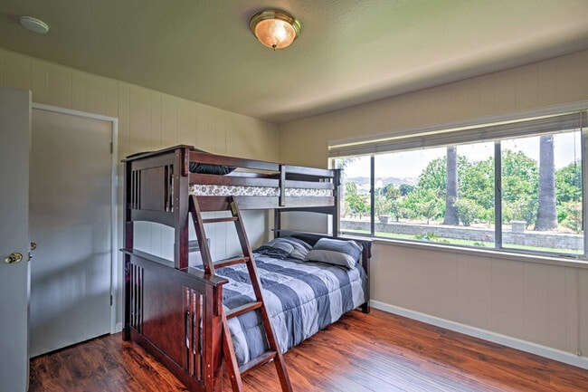 Building Photo - 10505 Center Ave