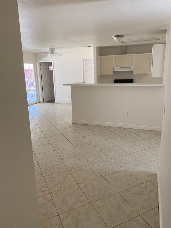 Building Photo - 4 BEDROOM ADELANTO HOME