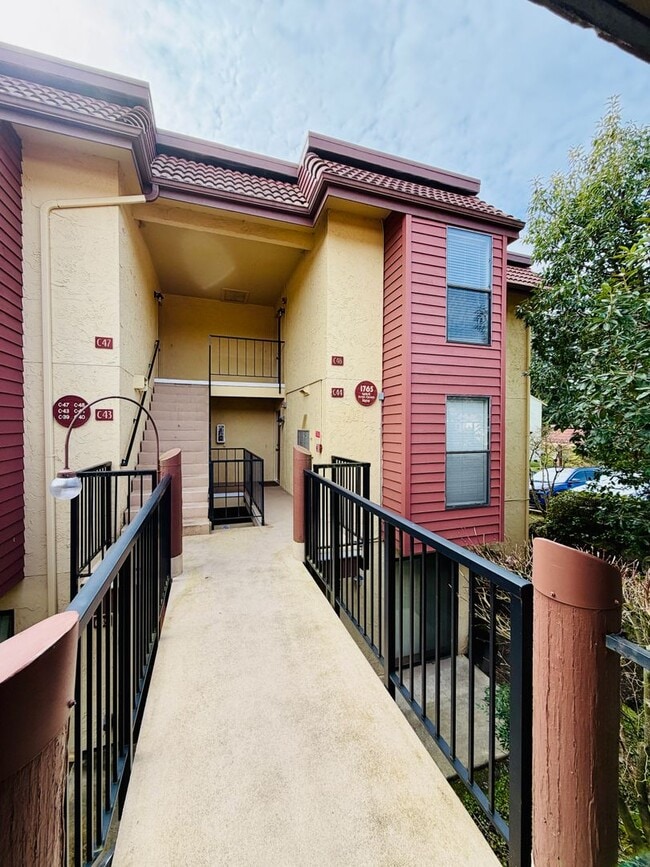 Building Photo - Affordable Top Floor Condo on Bus Route