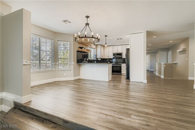Building Photo - 6690 N Torrey Pines Dr