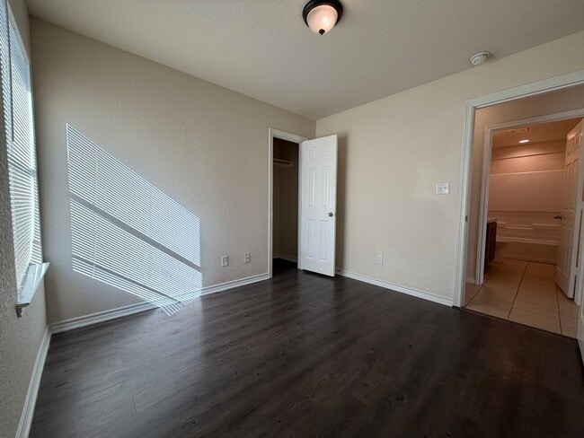 Building Photo - 3 bedroom, 2 bath with no carpet in a cul-de-sac street!