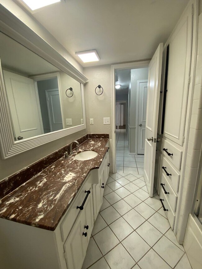 Building Photo - 3 bedroom 2.5 bath!