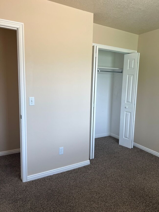 Building Photo - Brentwood Upper Level Condo - 2 Bed, 1 Bath with Washer/Dryer and Optix Internet!