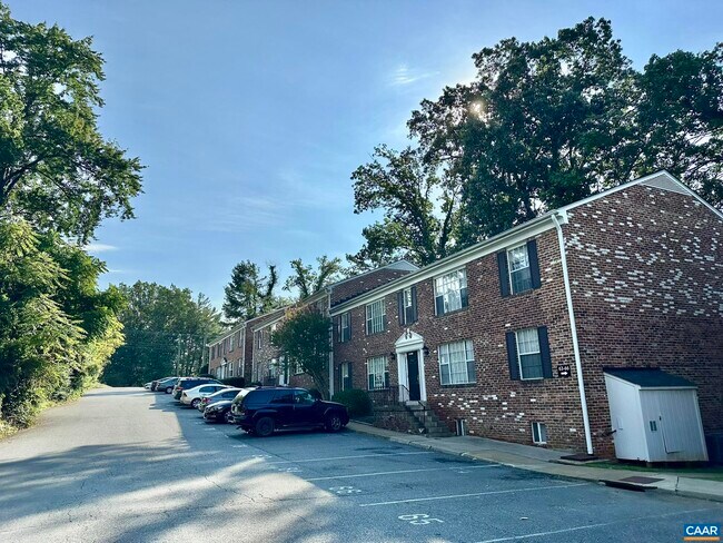 Building Photo - 2517 Hydraulic Rd