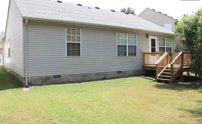 Building Photo - 3 Bedroom Hendersonville Ranch