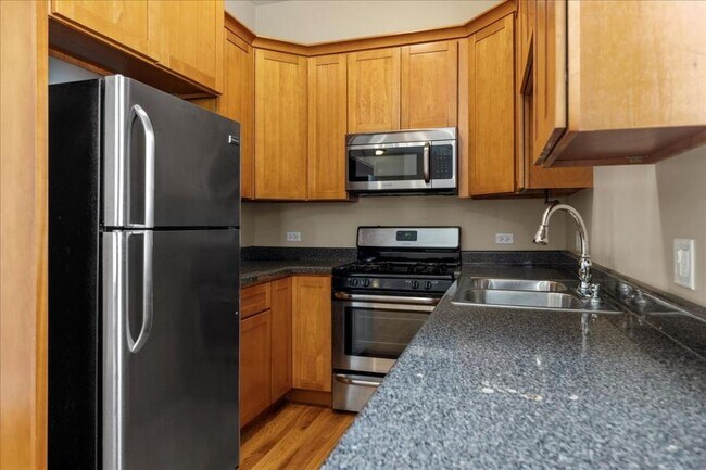 Building Photo - 3 bedroom in Chicago IL 60613