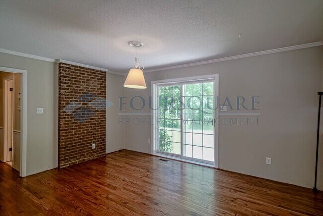 Building Photo - Charming 3-Bed / 1.5-Bath Ranch Home with large Yard & Off-Street Parking – Near White Oak Crossing