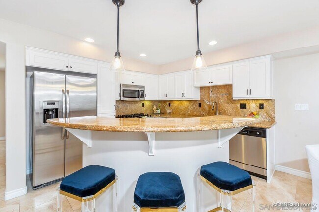 Building Photo - 7538 Draper Ave