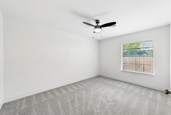 Building Photo - 6906 Twin Crest Dr