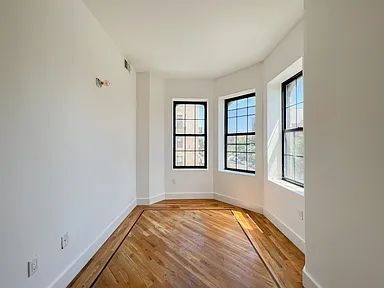 Building Photo - "Charming 1-Bedroom Retreat in Prime Brooklyn Location – Your Urban Oasis Awaits!"