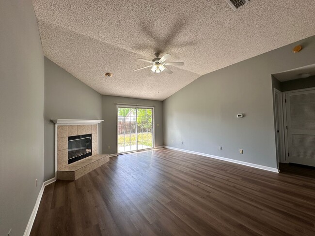 Building Photo - Three Bedroom in Greenfield Lakes