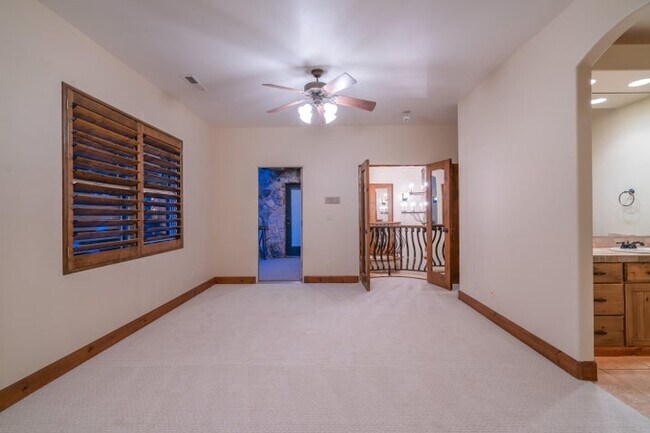 Building Photo - 340 Le Grande Cir
