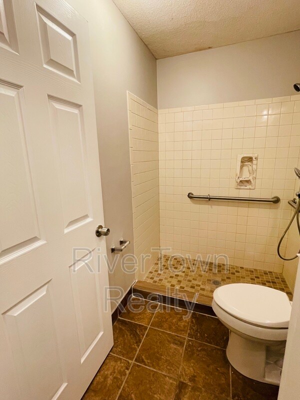 Building Photo - 6390 Sandhurst Rd