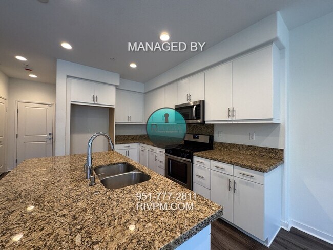 Building Photo - DISCOVER YOUR DREAM CONDO AT 105 CORONA!!