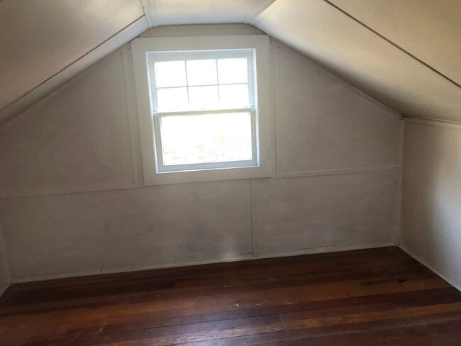 Building Photo - Cute 2 bedroom 1 bathroom farm house!