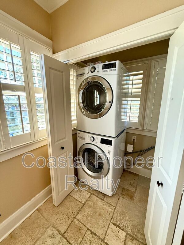 Building Photo - 5406 N Suwanee Ave