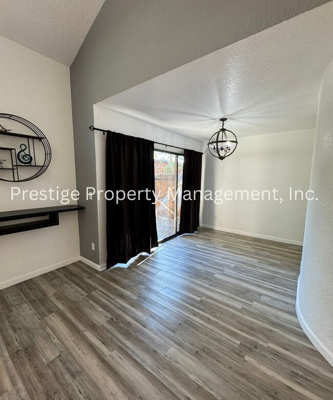 Building Photo - 3/2.5 Beautiful 2 Story Townhome!