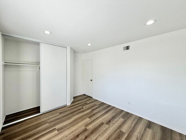 Building Photo - Stunning 4 Bedroom Home in California Tradewinds