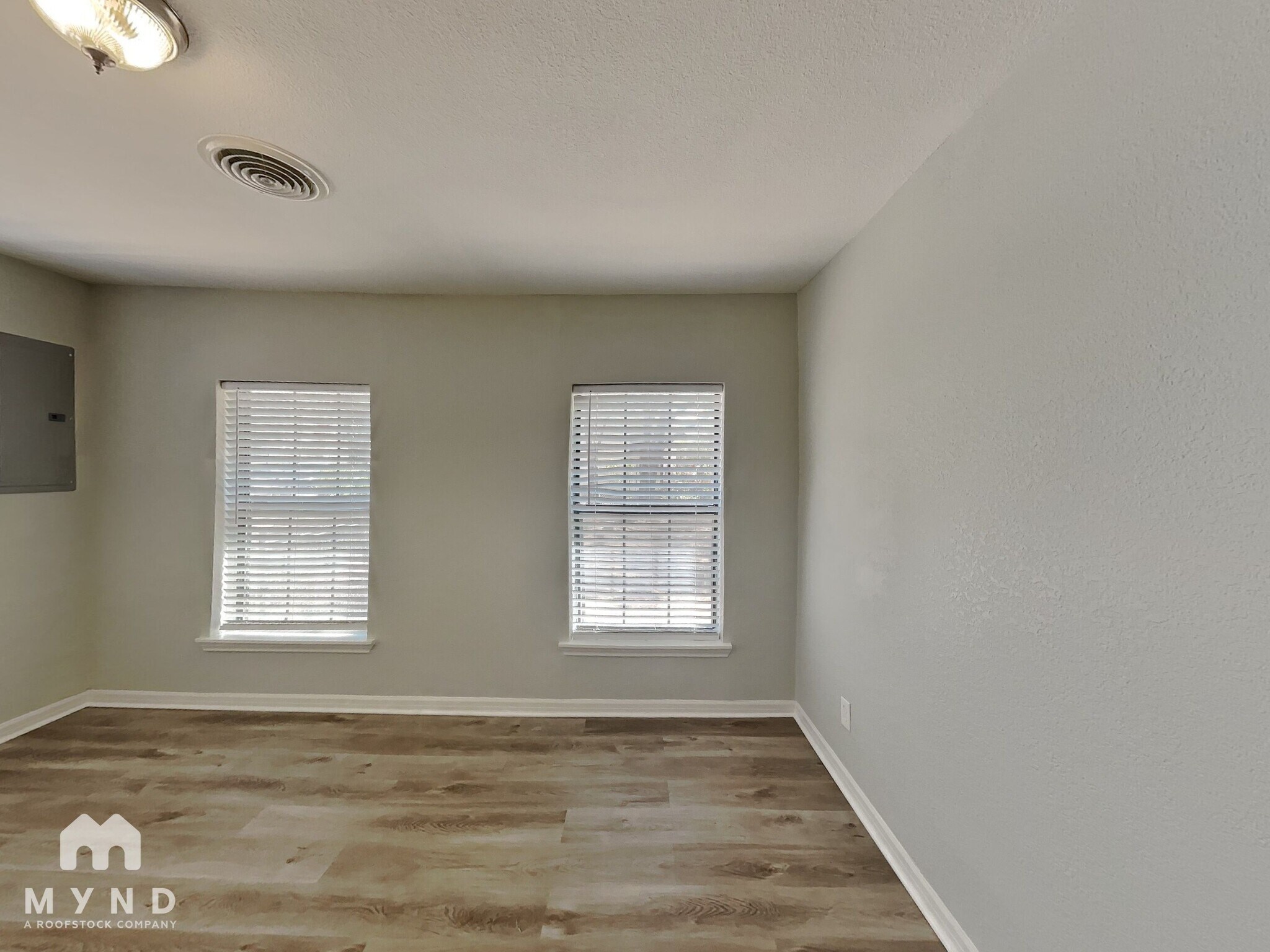 Building Photo - 3862 Meadowbrook Dr