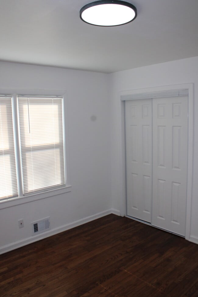 Building Photo - Cozy 2-bedroom, 1-bath home with vanity located in Independence, MO