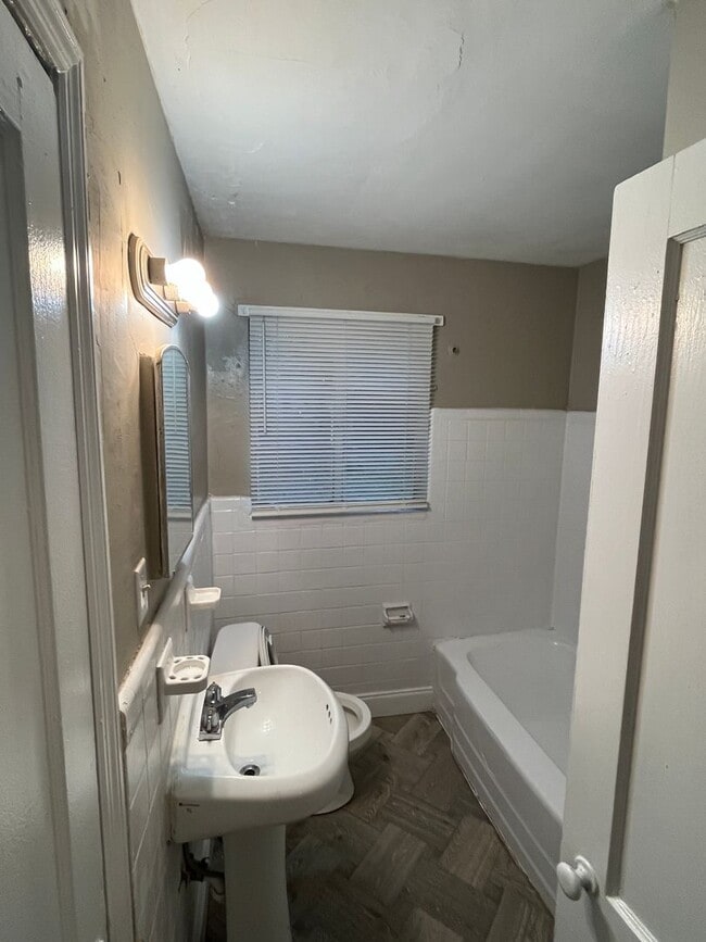 Building Photo - **ON HOLD**2 Bedroom / 1 Bathroom Total El...