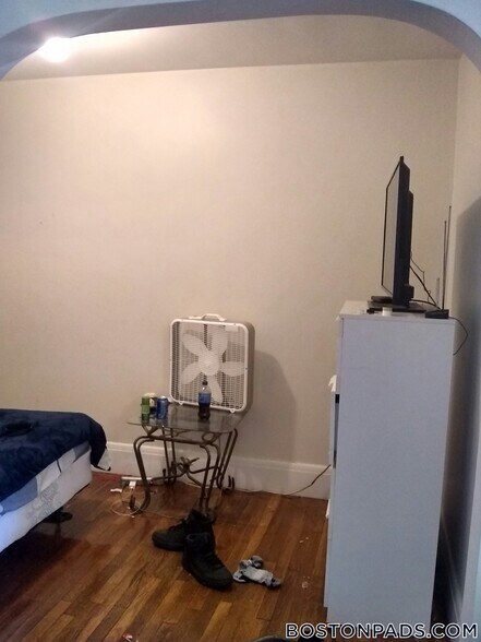 Building Photo - 349 Pleasant St