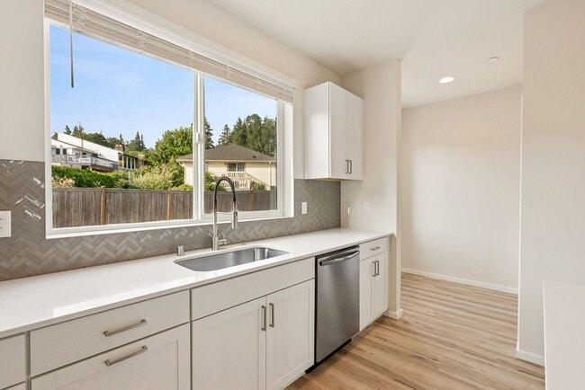 Building Photo - 4 Bedroom 3 Bath Stunning Brand New Town H...