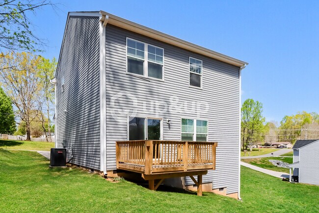 Building Photo - Fantastic 3bd/3ba home! Coming soon!