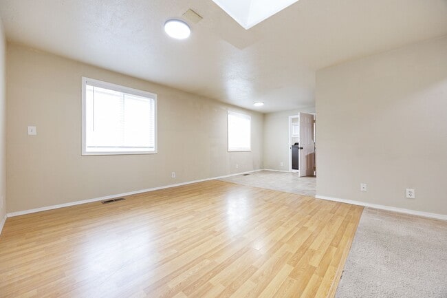 Building Photo - Spacious 5 bed/2 bath in SE Portland