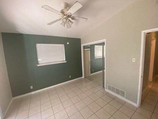 Building Photo - 3216 Urban Crest Dr