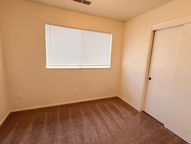 Building Photo - 2 WEEKS FREE RENT November Special - 3 bed...