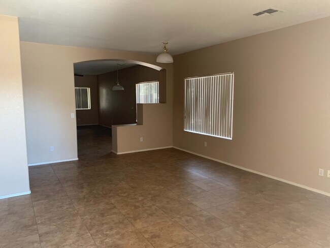 Building Photo - 4 Bed 2 Bath home!