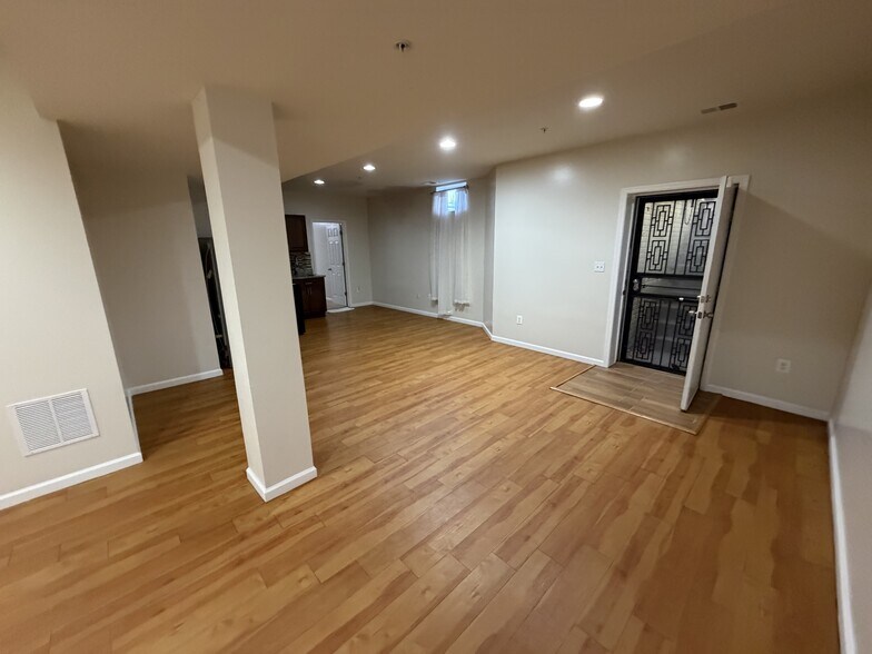 Building Photo - 1501 Fallsgrove Ln