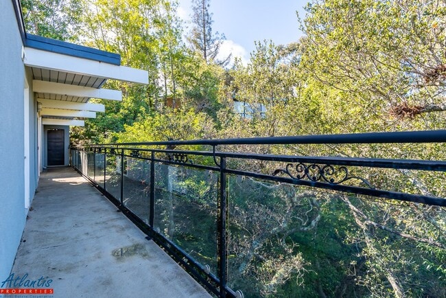 Building Photo - Stunning & Spacious Home | Panoramic Views