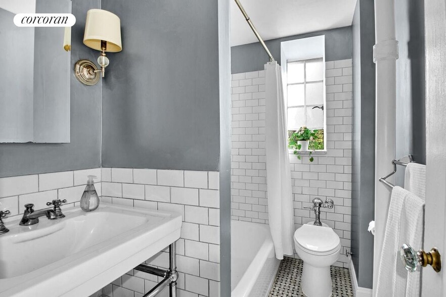 Building Photo - 116 Pinehurst Ave