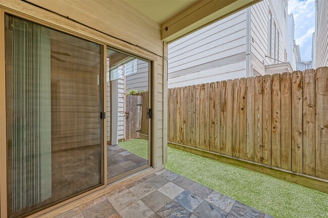 Building Photo - 5315 Lillian St