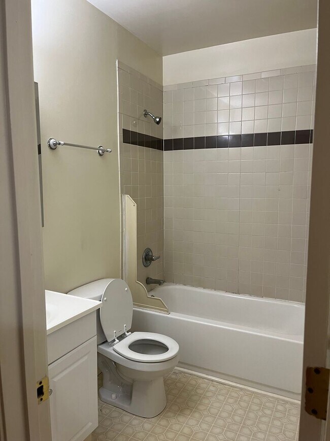 Building Photo - Charming Historic Home – Spacious 2-Bedroo...